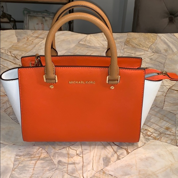 Michael Kors Handbags - Like new Michael Kors bag